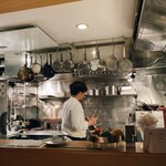 au deco - カウンターから厨房が眺められる