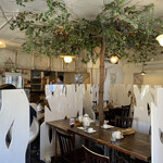 アルベロ - お店の中は、パーティションとビニールシートで囲われています