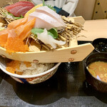 杉玉 - 舟盛り丼990円