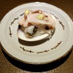 日本料理FUJI - 蛤の飯蒸し。蕗の薹の葉をのせて