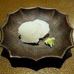 日本料理FUJI - 障泥烏賊のお造りは塩と山葵で。この器、いいですね