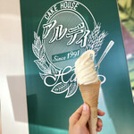 ケーキハウス　アルディ - ソフトクリーム/メイプルコーン
            324円（税込）