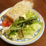 ビージェーカフェ - パスタに付属のサラダ トマトがフルーティー、パンも美味しい