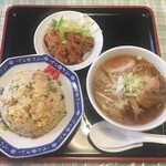 Chaina Taimu - キャーーー！！！チャーハンセット！￥900！
                        
                        チャーハンに小さいラーメン そして唐揚げ。
                        
                        餃子は単品で注文。
                        
                        
                        ではいただきます。
                        
                        