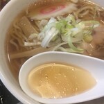 Chaina Taimu - 先ずは汁から。
                        
                        いざ！
                        
                        スッキリした 生姜が効いた汁。
                        
                        単品ラーメンだったら弱いかもしれんが、汁がわりならばベスト！
                        
                        
                        