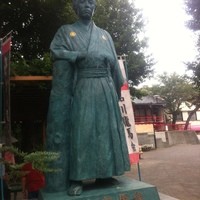そば会席 立会川 吉田家 - 立会川駅前の龍馬像