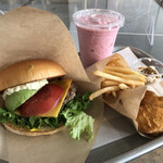 the 3rd Burger - アボカドわさびチーズバーガーと苺スムージー