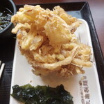 Marugame Seimen - 野菜かき揚げ（手前、ワカメ）