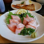 創業二百三十年食堂 - 琵琶マス 刺身