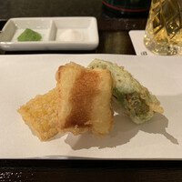 京都 天ぷら圓堂 岡ざき邸 - コーン、すり身を挟んだパン、豌豆豆（豆を茹でて裏漉しし、莢に詰め直したもの）