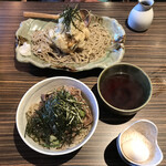 蕎野 - かき揚げおろし冷・大盛り と 肉そば ②冷たい麺・温かいつゆ・生卵付