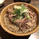 蕎野 - 肉そば③麺とつゆ共に温。生卵はなし。胡椒別添え。