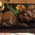 ハングリータイガー - オリジナルハンバーグと骨付きラム　3,140円(税込)