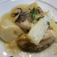 アーティショー - ヒゲダラと鮑とムール貝とホワイトアスパラガスのムニエル