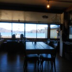 +コハクテラス - 奥のテーブル席からも野尻湖を