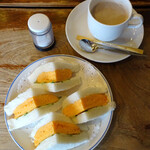 喫茶チロル - 玉子サンド（ハーフサイズ）とカフェオーレ