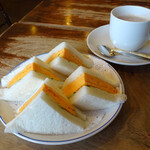 喫茶チロル - 玉子サンド（ハーフサイズ）とカフェオーレ