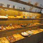 グレン・ドール - 棚に並べられたパン