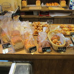 グレン・ドール - レジ横に並べられたパン。