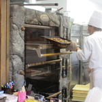 グレン・ドール - 桜島の溶岩で作られた石窯。次々とパンが焼き上がります。