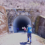 山の家 奥槍戸 - 林道に下りてトンネルを抜けると、そこは・・・。(よしみさん撮影)