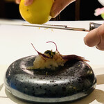 HAGI - 4.  ぶどう海老、ウド、キャビア、3種の塩（いわき、仏、会津の山塩）、ベルガモットの削り皮かけ