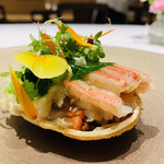 HAGI - 5.  ズワイ蟹、内子、ズワイ蟹の出汁ジュレ、菜花とハーブのサラダのせ