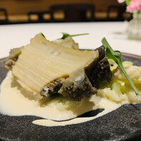 HAGI - 1.  煮蝦夷鮑3種の部位（口、胴、頭）、カリフラワー、鮑の煮汁とカリフラワーのソース