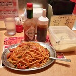 スパゲッティーのパンチョ - 調味料左から、タバスコ、香味ダレ、粉チーズ