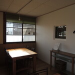 蕎麦カフェ INOJIN - 窓側の明るいテーブル席