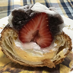 ブーランジェリー スドウ - 真っ赤な苺の大福とデニッシュを合わせました！