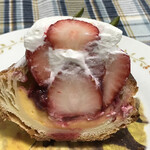 ブーランジェリー スドウ - フレッシュな苺と苺ソースの甘酸っぱさがデニッシュに合う！