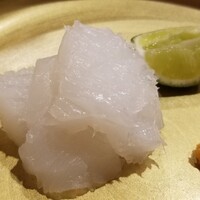 寿司 赤酢 - (02)障泥烏賊(愛知県三河産、10日熟成)
                    モチモチ食感で甘みが強い烏賊ですが、更に10日寝かせることで、ネットリとして甘みと旨みが強くなってます
                    臭みも無く障泥烏賊の熟成レベルは高い