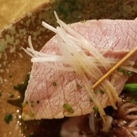 寿司 赤酢 - (06)大トロ(宮城県塩釜産)のしゃぶしゃぶ
                    厚切りされた大トロは本当にサッと火入れする程度で外は脂が落ちスッキリ、中は熱で脂の旨みが増してます
                    ポン酢とマッチしていますね