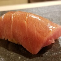 寿司 赤酢 - (11)本鮪中トロ(宮城県塩釜産、やま幸)
                    本鮪の脂は41℃で融解する為、上質な中トロであればあるほど口の中で融けるのも早い
                    脂の旨みと甘みが拡がり消えて行ってもシャリが残ってしまう
                    残念でならない