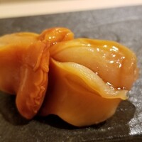 寿司 赤酢 - (19)赤貝(山口県産)
                      産卵期は初夏～夏、旬は冬~春
                      瀬戸内海産の貝類や雲丹は日本海や大平洋側に比べると味わいが穏やか
                      磯の香りを楽しみながらもシャリが残りますね