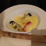 ホテルポールスター札幌 - 本日の実演メニュー、フルーツグラタンとドライフルーツ入りスティック春巻きです。