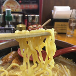 蔵出し味噌 麺場 田所商店 - 中太縮れ麺。