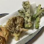 花木流通センター JA新鮮ぐんまみのり館 - 買ったものを天ぷらにたらっぺ(たらの芽) 美味い♪