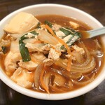 蔵 - ✦肉豆腐
            味付けは甘めの麺つゆ風で卵入り。玉ねぎ率多め