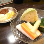 蔵 - ✦バリバリサラダ
            味噌とマヨと何故かカットレモン付き。
            野菜のカットが太めなので、もう半分の細さに切ってくれると嬉しい