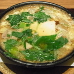 神楽坂 石かわ - 小鍋には、牛タンとお豆腐、ずいきが散らされ、卵でとじています