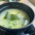 旬彩処 大岳 - 味噌汁は志賀島特産のワカメと魚が入った味噌汁でした。