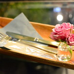 青山フラワーマーケット ティーハウス - カトラリーセットにもバラ