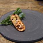 レヴォ - 鮟肝をラスクの上に