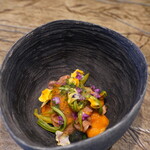 レヴォ - 冬眠明けの赤身のツキノワグマ、雲丹と山菜ソース