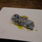 レヴォ - 水ダコを薪で焼いたものに大葉のオイルとハコベラ