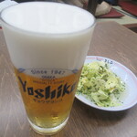 大阪餃子専門店 よしこ - まずはよしこビールで乾杯