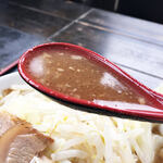 Mensakaba Kaguya - スープは醤油系。思ったほどクドくなく意外とあっさりと頂けますな。