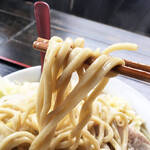 Mensakaba Kaguya - 麺が太い！うどんかと思わせるほどの太さ。硬めで提供されます。
      いやぁ食べ応え充分の太麺。こりゃ美味いわ〜。